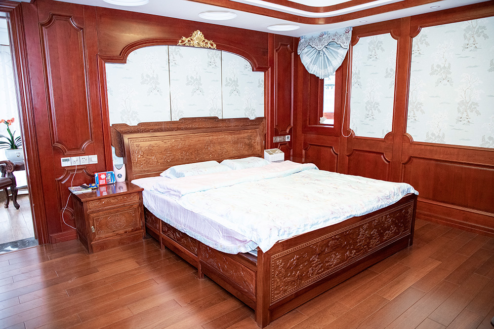 中式红木床（1.8米床+床头柜）
