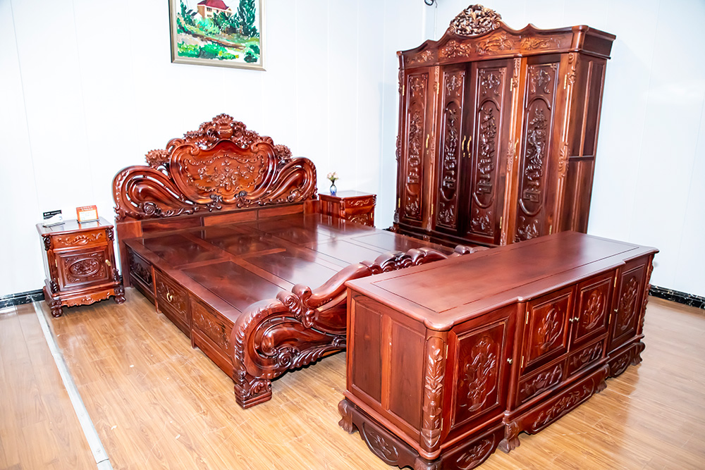 中式红木床（1.8米床+床头柜+四门衣柜、电视柜）