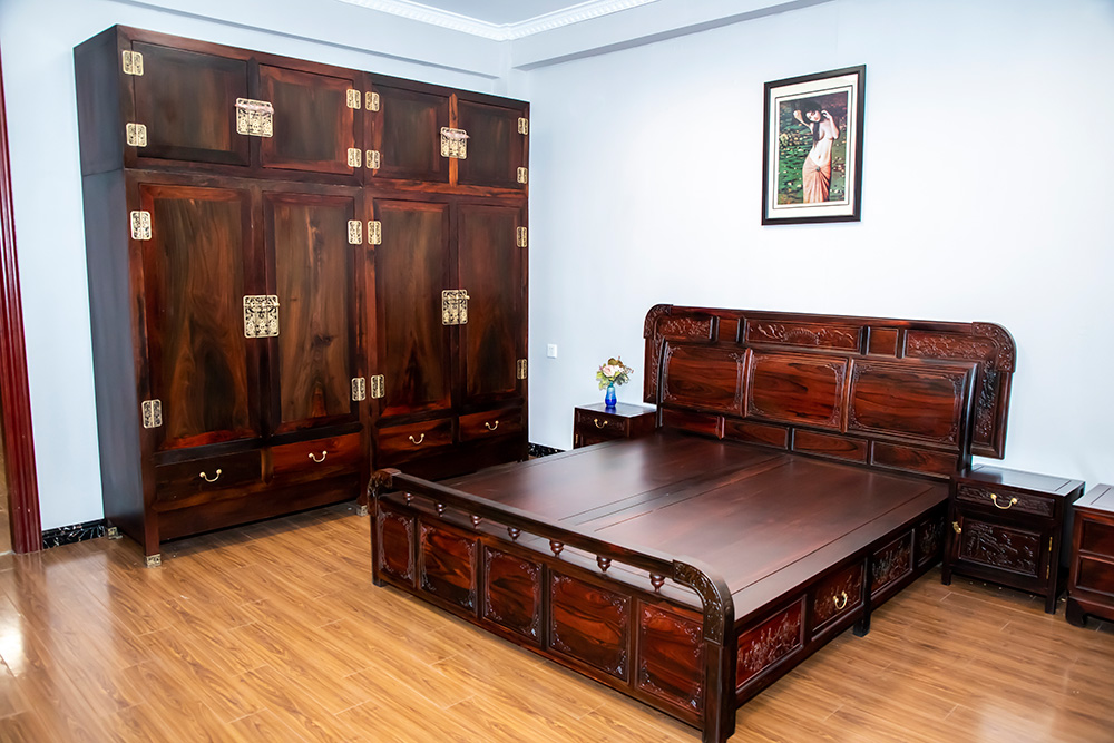 中式红木床（1.8米床+床头柜+四门衣柜）