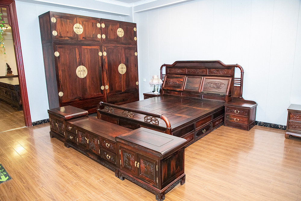 中式红木床（1.8米床+床头柜+四门衣柜）