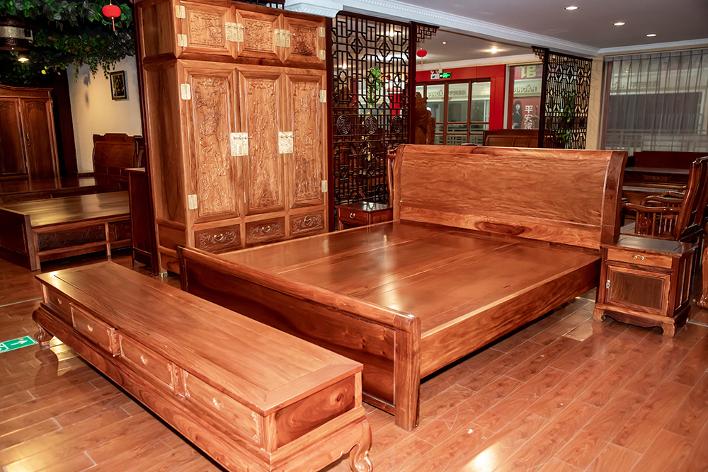中式红木床（1.8米床+床头柜+三门衣柜+电视柜）