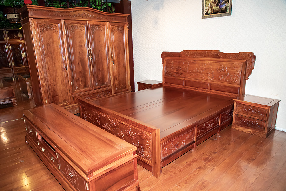 中式红木床（1.8米床+床头柜+四门衣柜、电视柜）